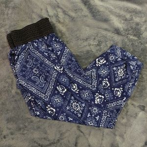 Blue patterned Capri pants Size Large